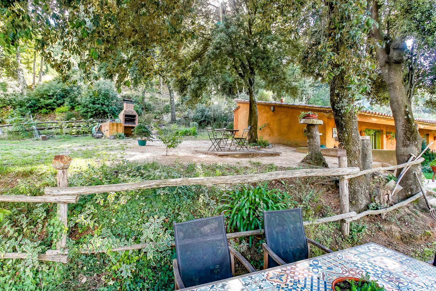 1517 - Conjunto de tres apartamentos reformados + masía para rehabilitar en parcela de 20 ha.