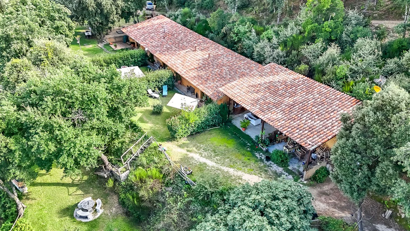 1517 - Conjunto de tres apartamentos reformados + masía para rehabilitar en parcela de 20 ha.