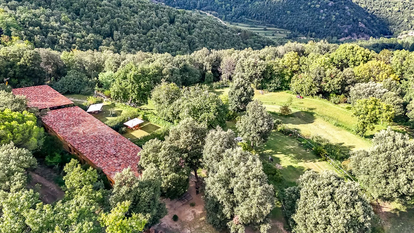 1517 - Conjunto de tres apartamentos reformados + masía para rehabilitar en parcela de 20 ha.