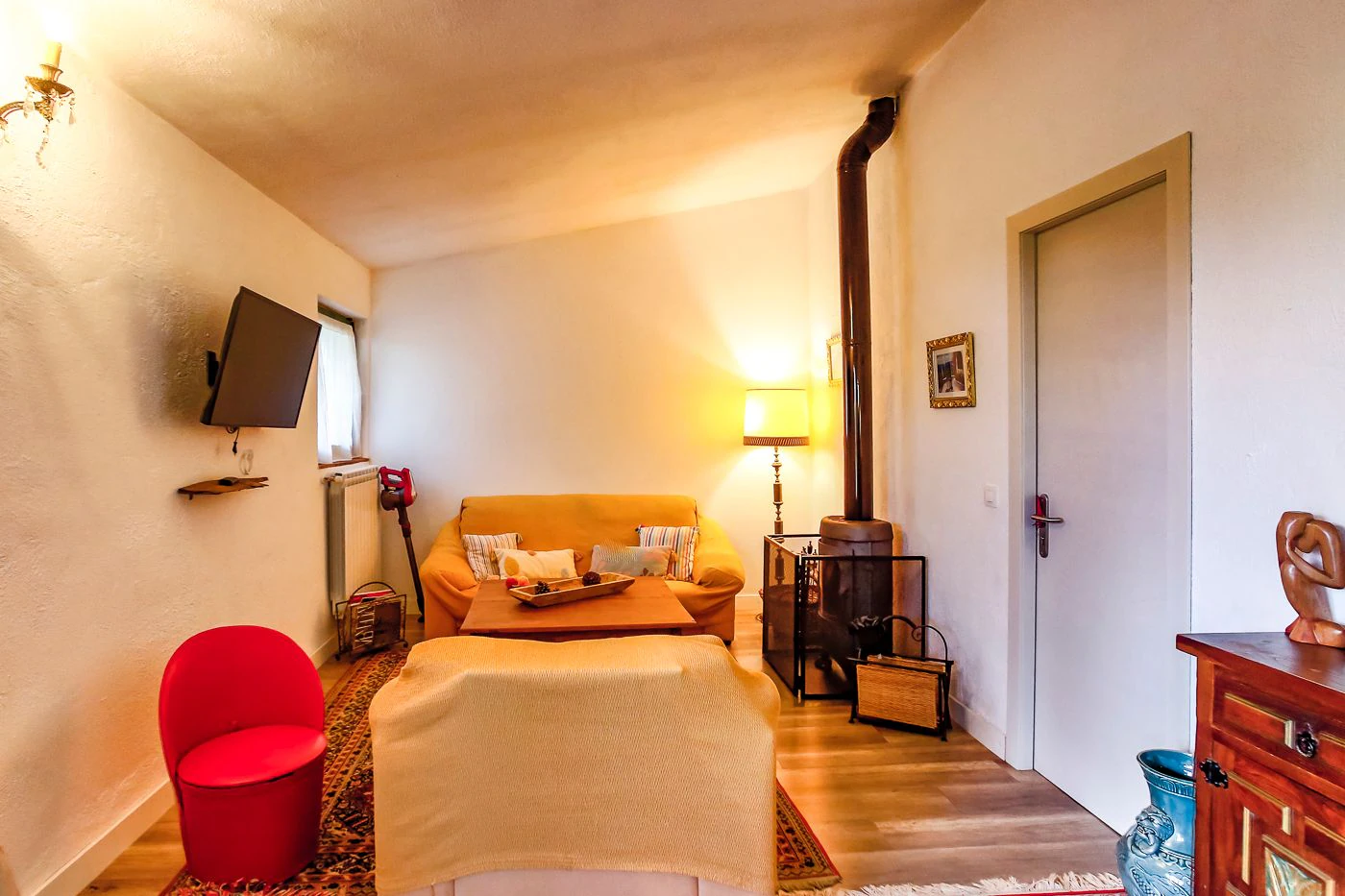 1517 - Conjunto de tres apartamentos reformados + masía para rehabilitar en parcela de 20 ha.