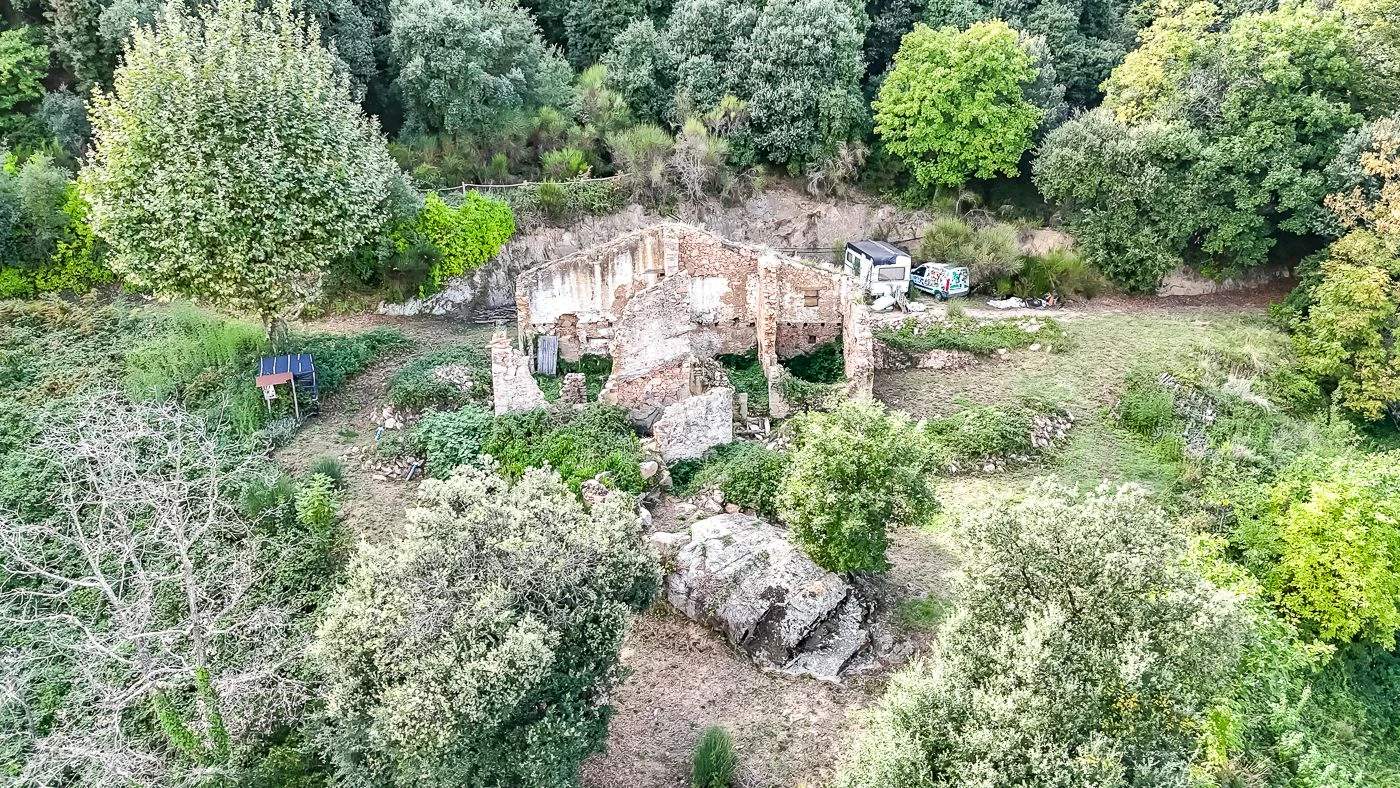 1517 - Conjunto de tres apartamentos reformados + masía para rehabilitar en parcela de 20 ha.