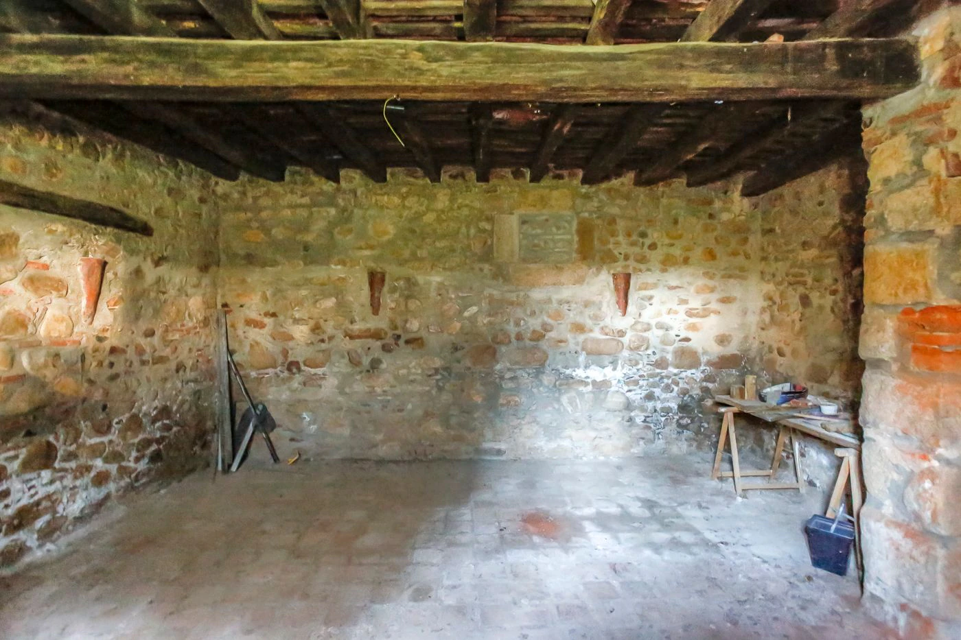 Masia para rehabilitar en la falda del parque natural del Montseny. 12 hectáreas con parte de cultivo.