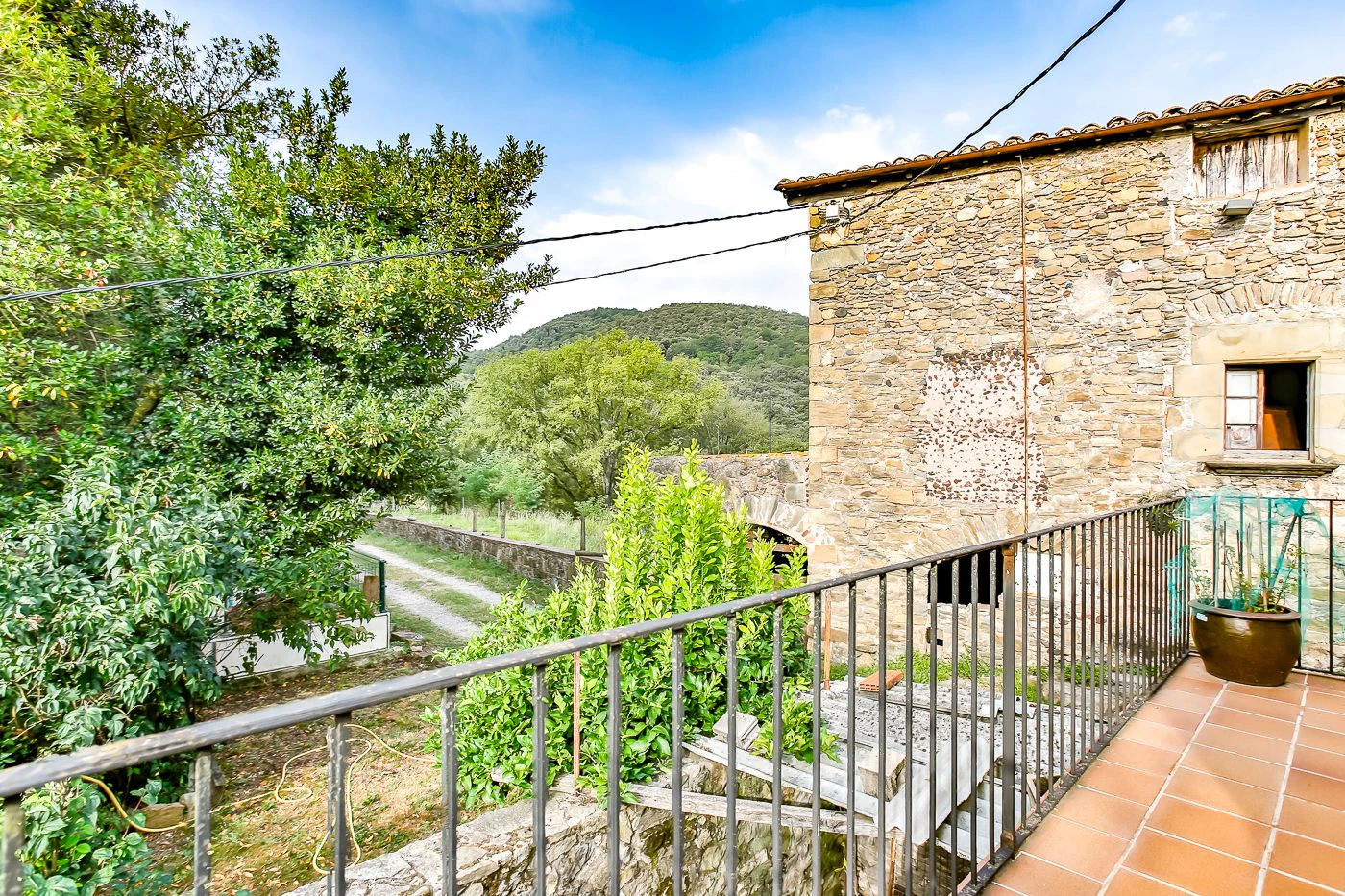 4015 - Property with 24 hectares of land with 3 houses, two of them in good condition