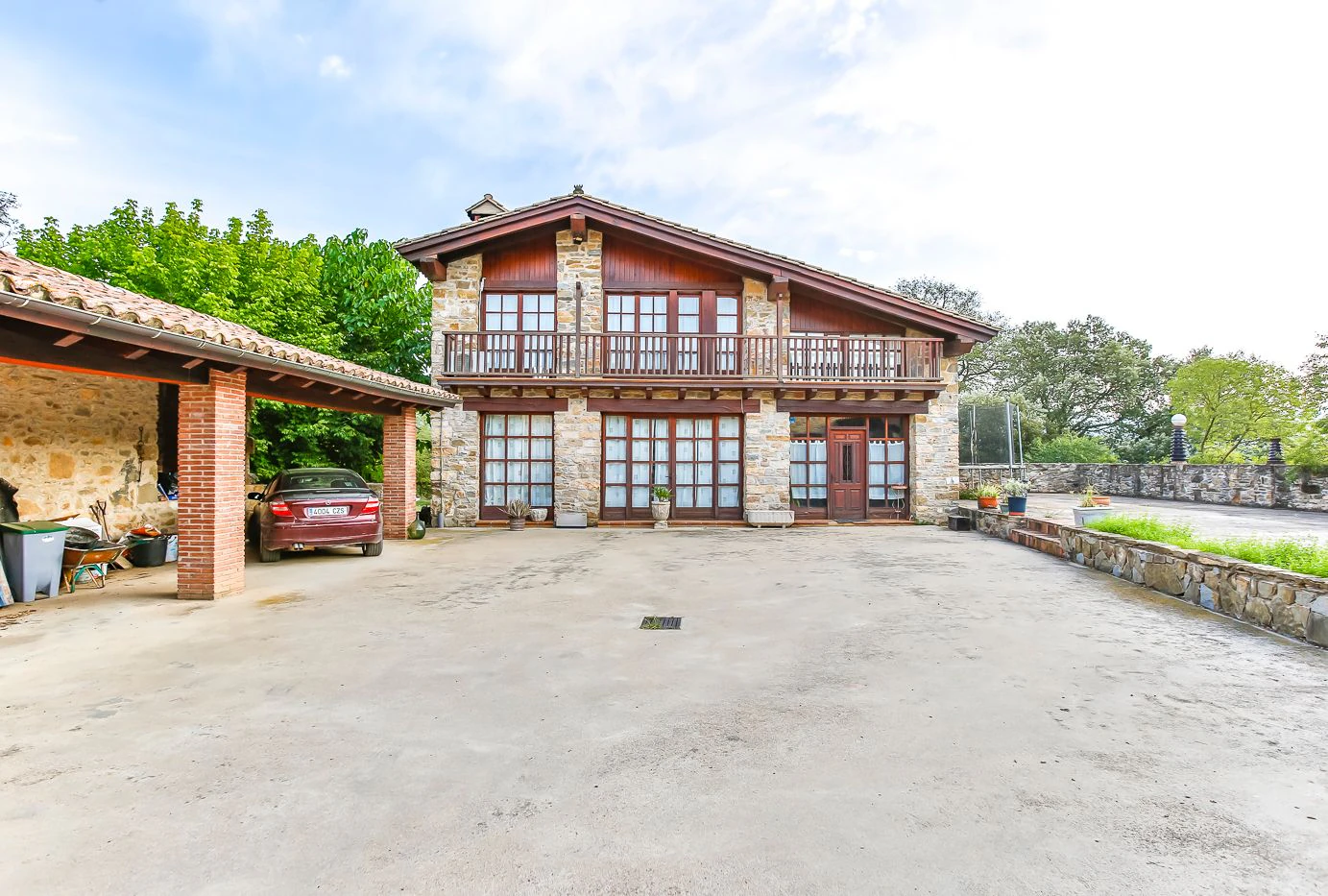 4015 - Property with 24 hectares of land with 3 houses, two of them in good condition