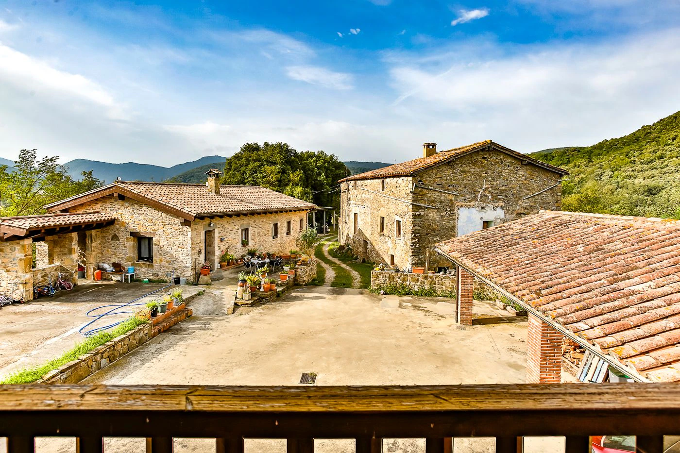 4015 - Property with 24 hectares of land with 3 houses, two of them in good condition