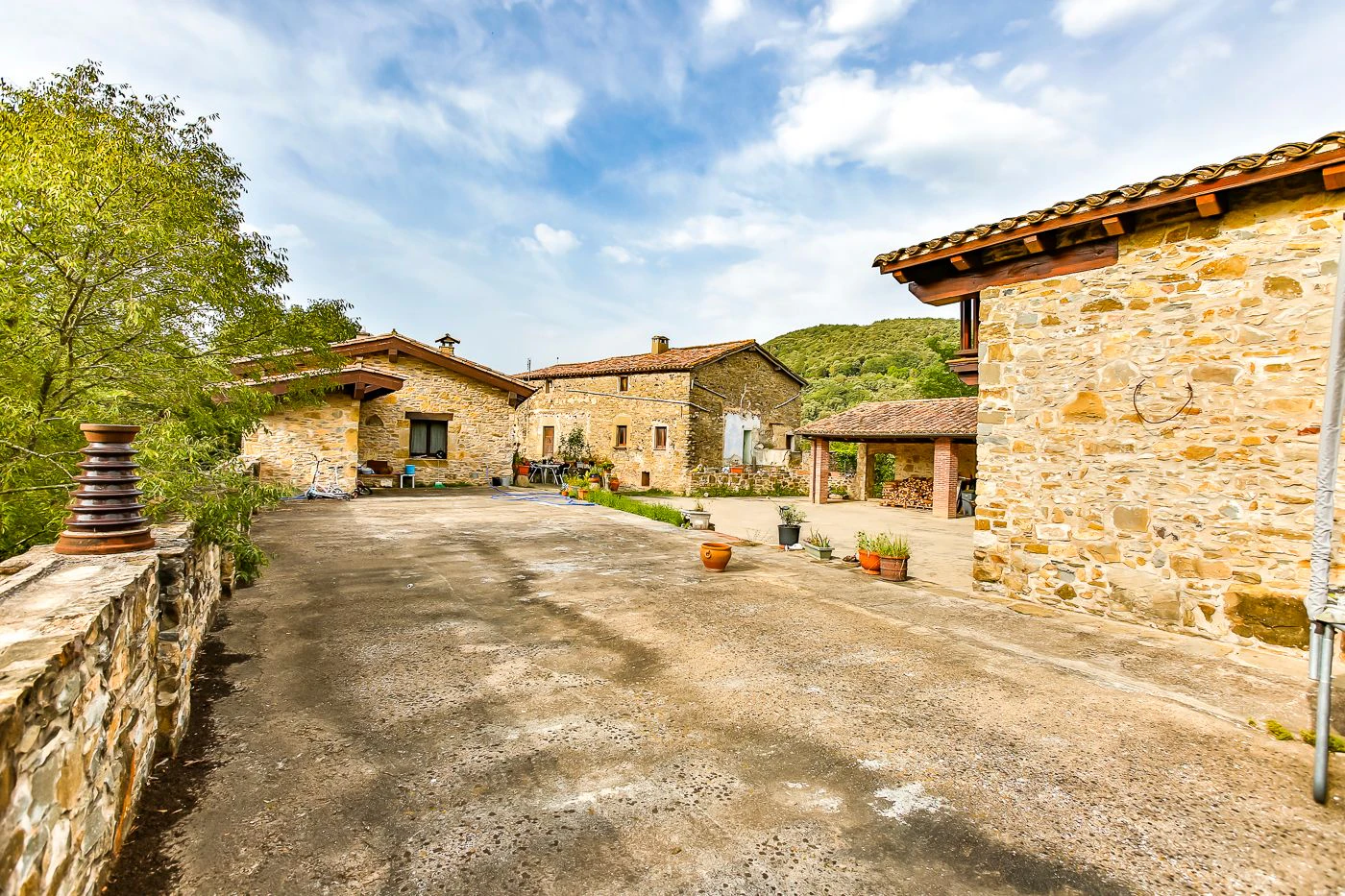 4015 - Property with 24 hectares of land with 3 houses, two of them in good condition