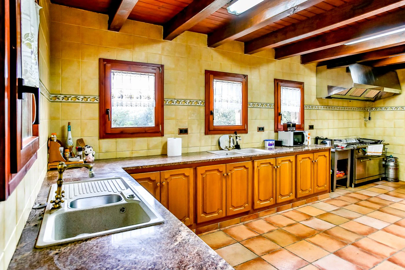 4015 - Property with 24 hectares of land with 3 houses, two of them in good condition