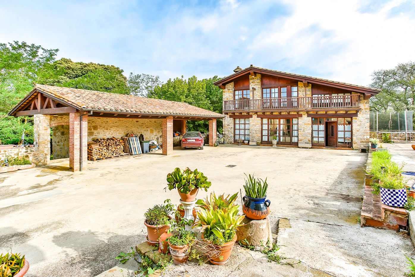 4015 - Property with 24 hectares of land with 3 houses, two of them in good condition