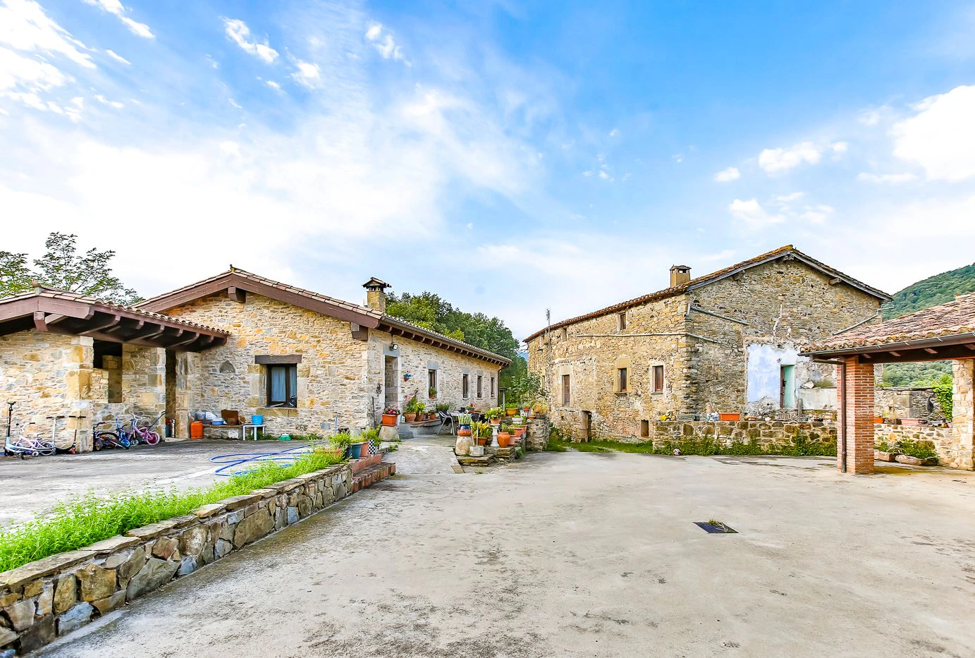 4015 - Property with 24 hectares of land with 3 houses, two of them in good condition