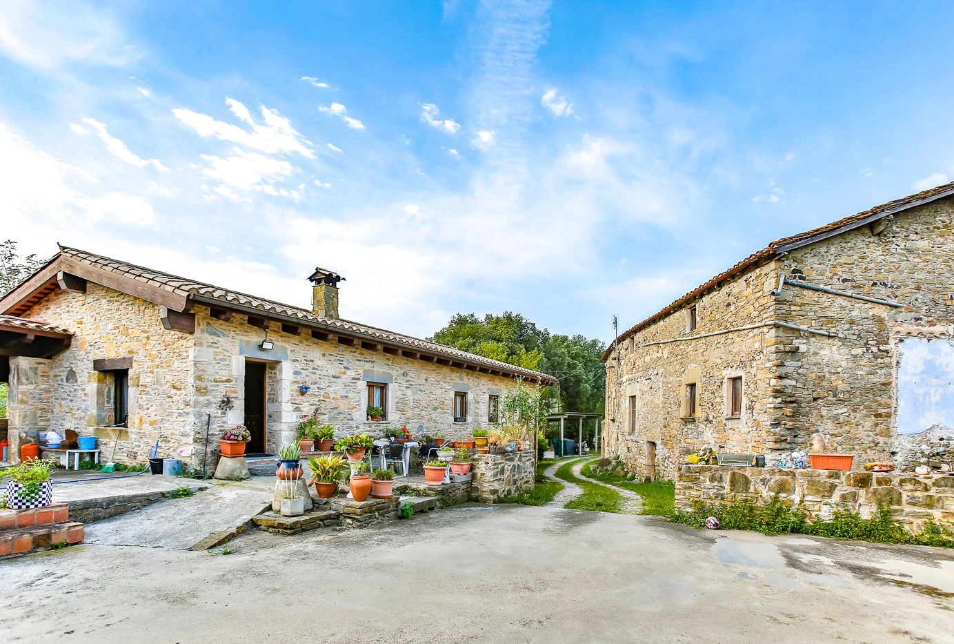 4015 - Property with 24 hectares of land with 3 houses, two of them in good condition