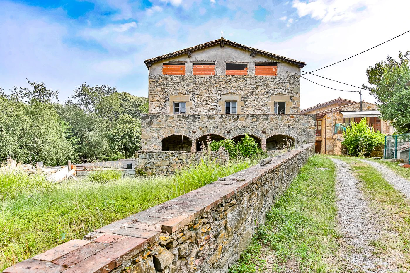 4015 - Property with 24 hectares of land with 3 houses, two of them in good condition