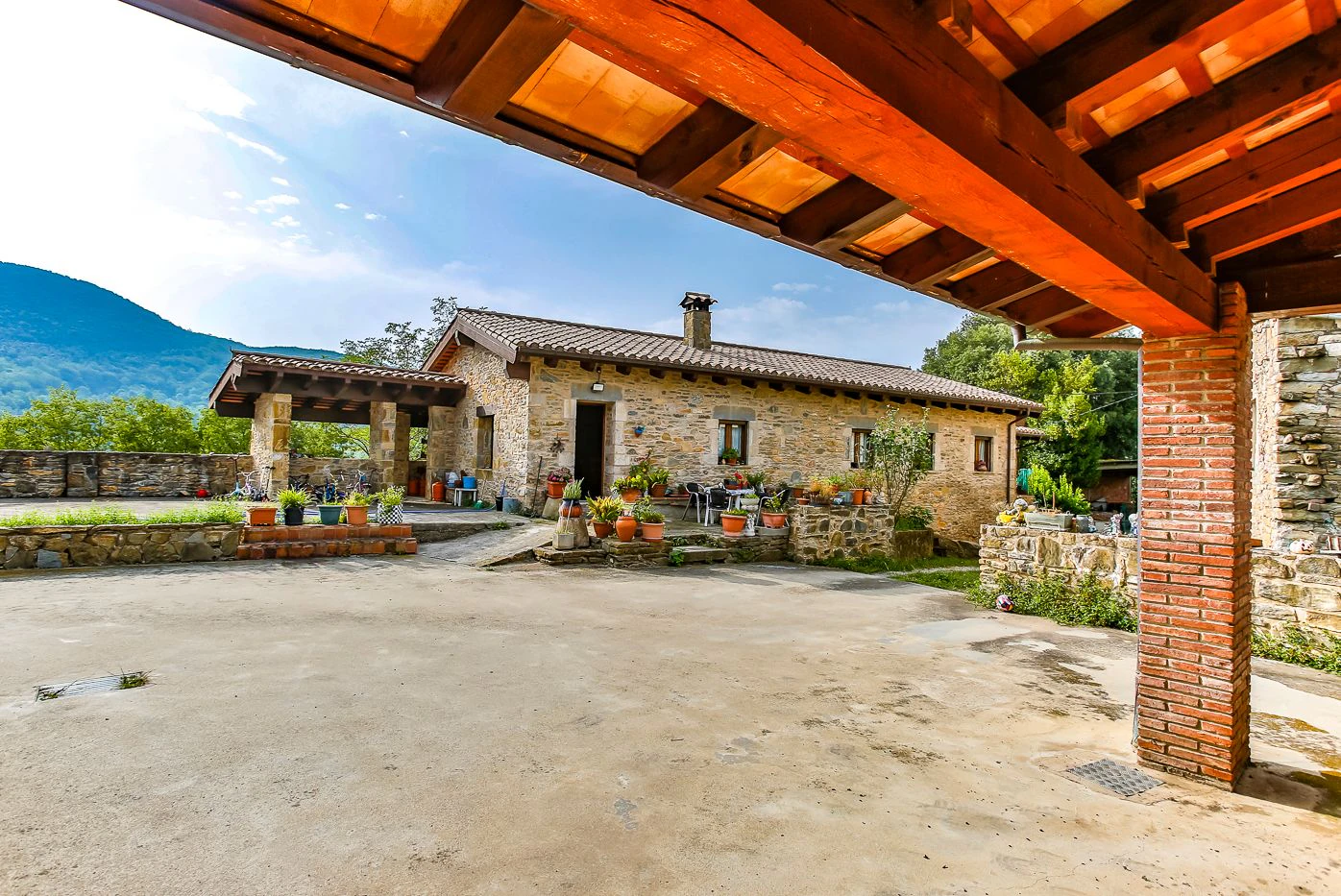 4015 - Property with 24 hectares of land with 3 houses, two of them in good condition