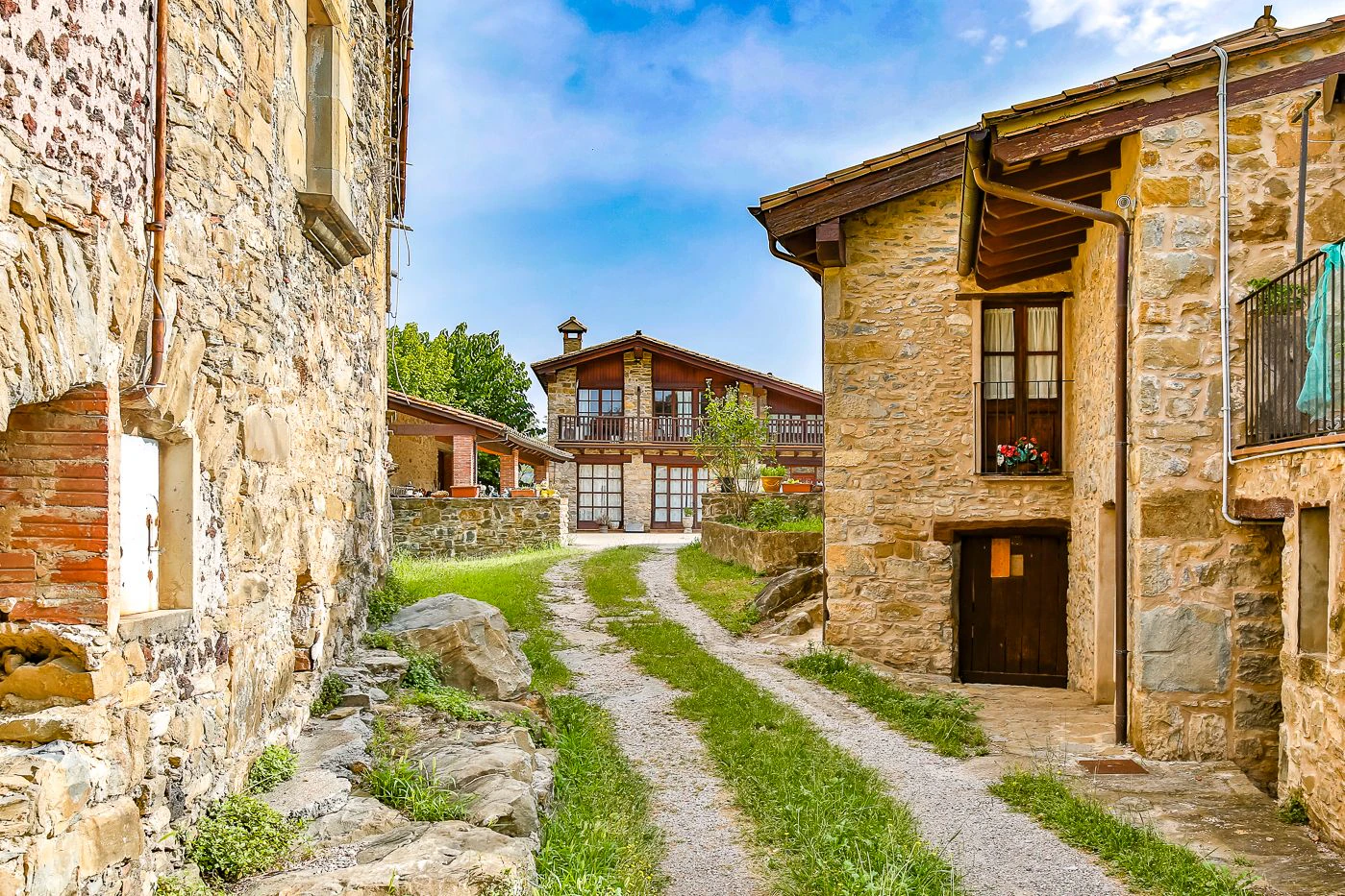 4015 - Property with 24 hectares of land with 3 houses, two of them in good condition