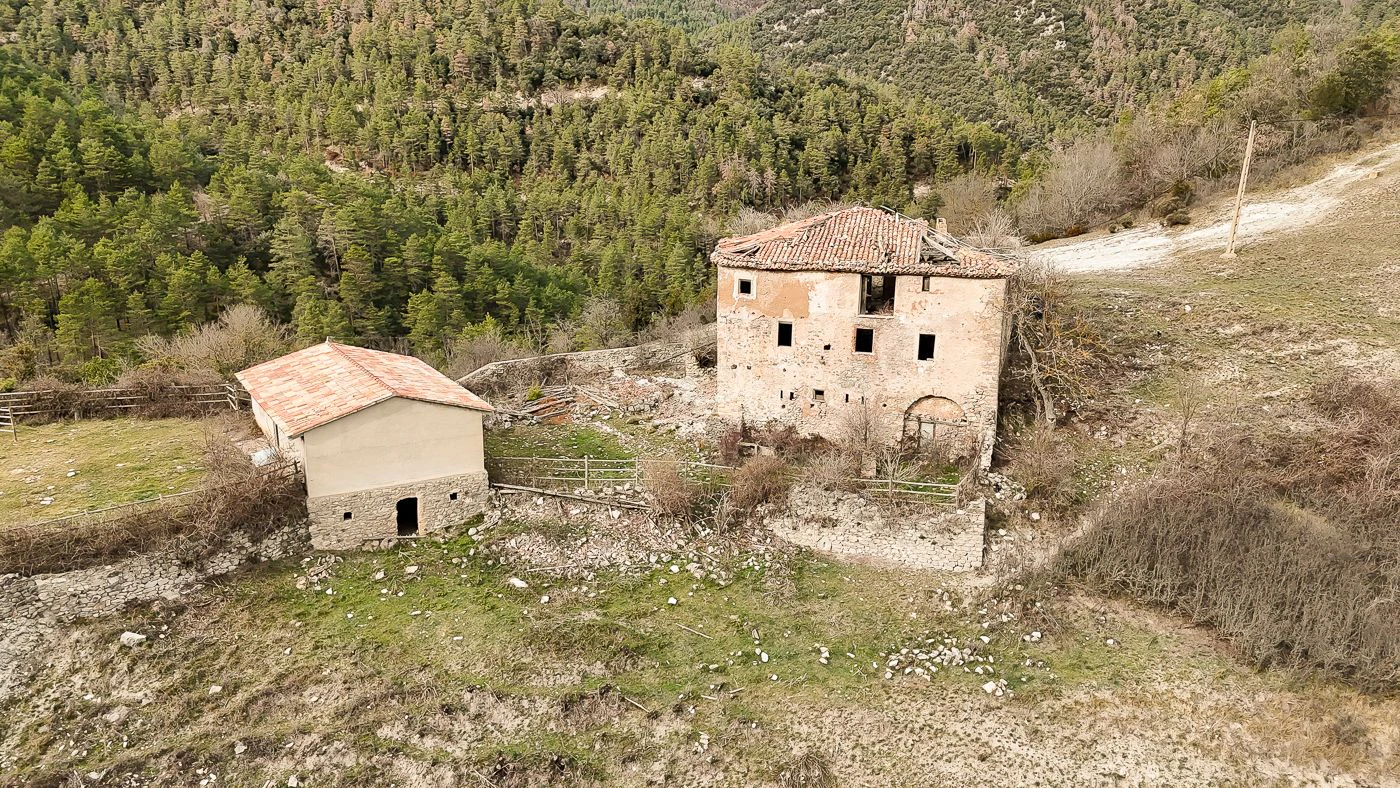 4946 - Finca rustique avec ferme à restaurer dans les Pré-Pyrénées