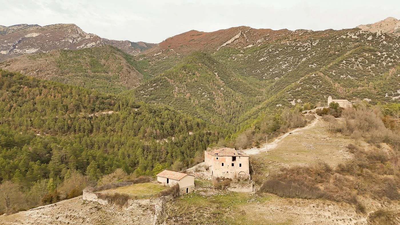 4946 - Finca rustique avec ferme à restaurer dans les Pré-Pyrénées