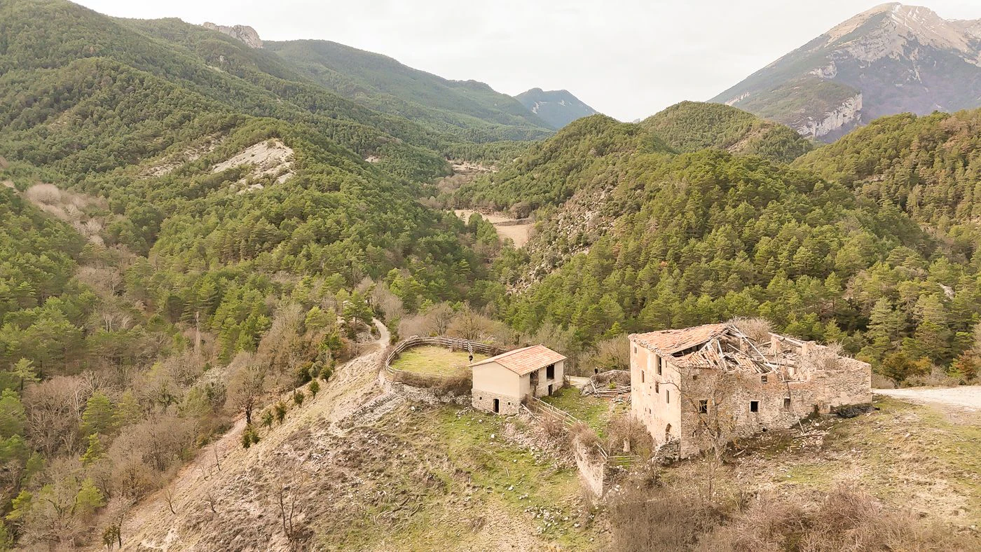 4946 - Finca rustique avec ferme à restaurer dans les Pré-Pyrénées