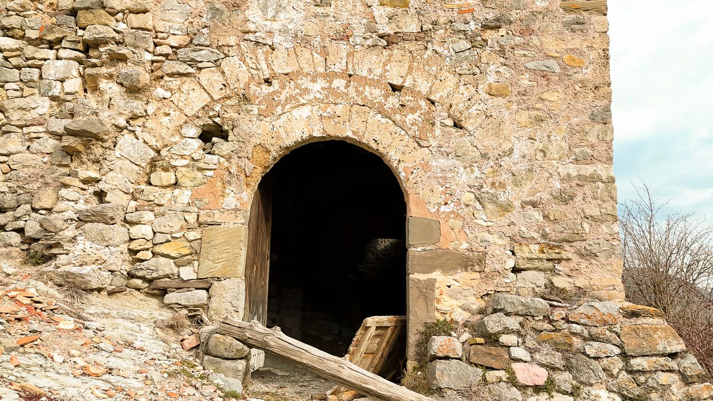 4946 - Finca rustique avec ferme à restaurer dans les Pré-Pyrénées