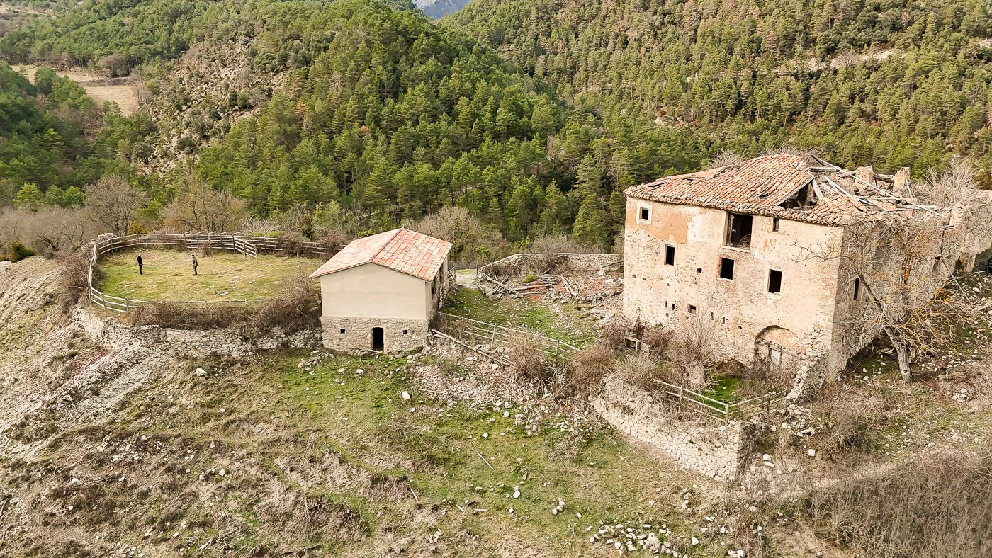 4946 - Finca rustique avec ferme à restaurer dans les Pré-Pyrénées