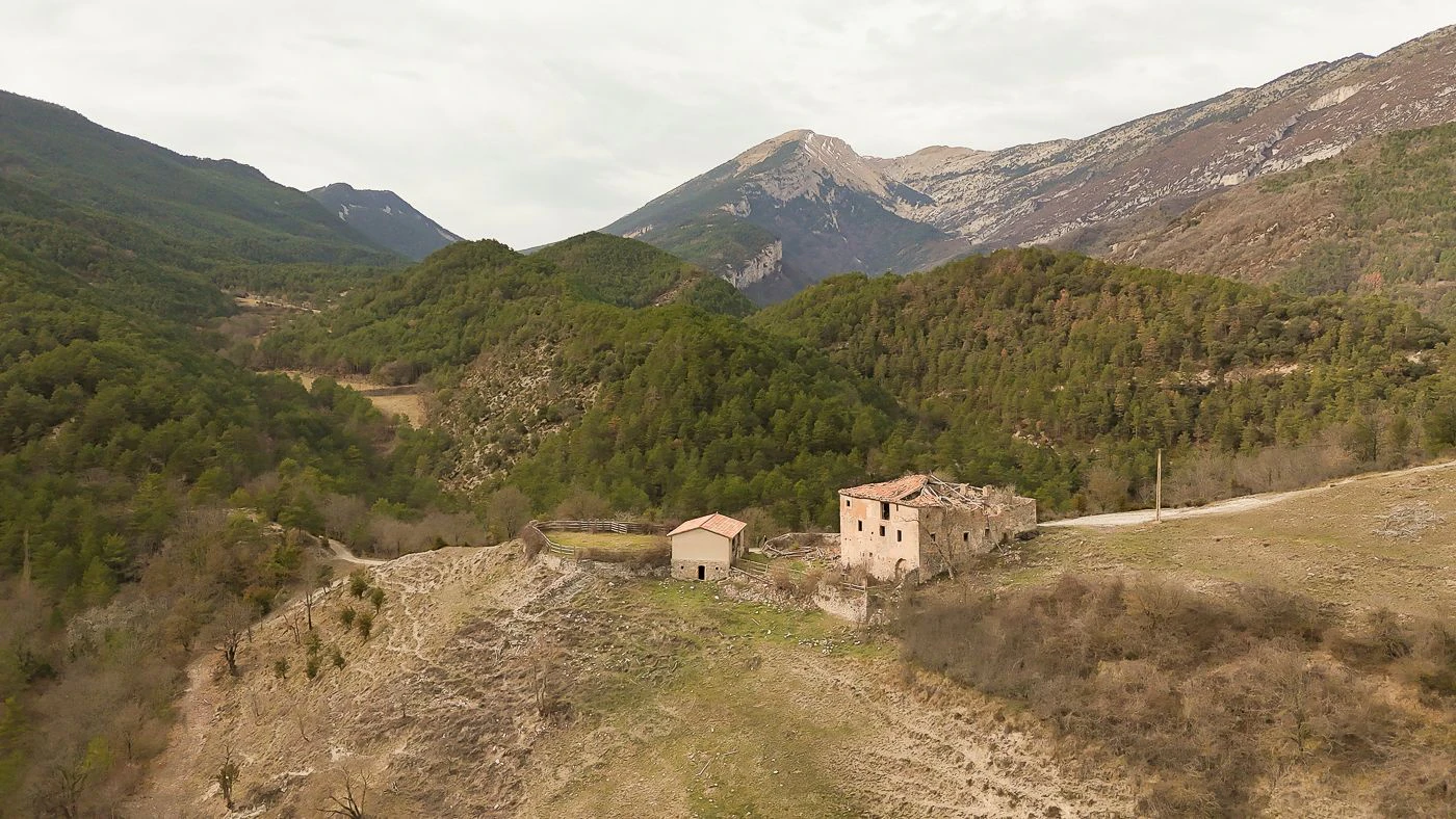 4946 - Finca rustique avec ferme à restaurer dans les Pré-Pyrénées