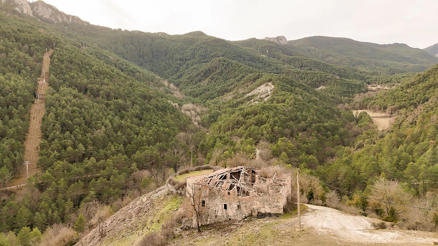 4946 - Finca rustique avec ferme à restaurer dans les Pré-Pyrénées