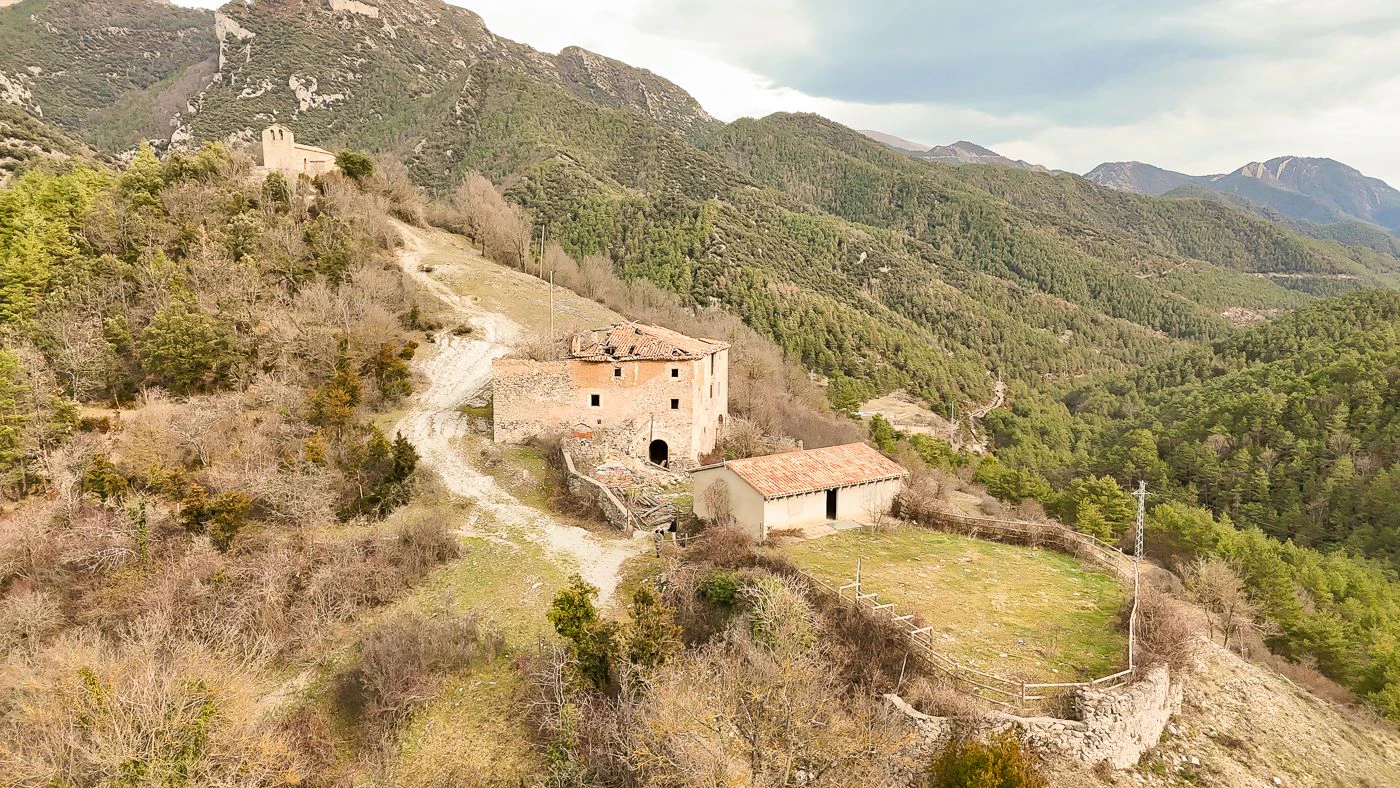 4946 - Finca rustique avec ferme à restaurer dans les Pré-Pyrénées