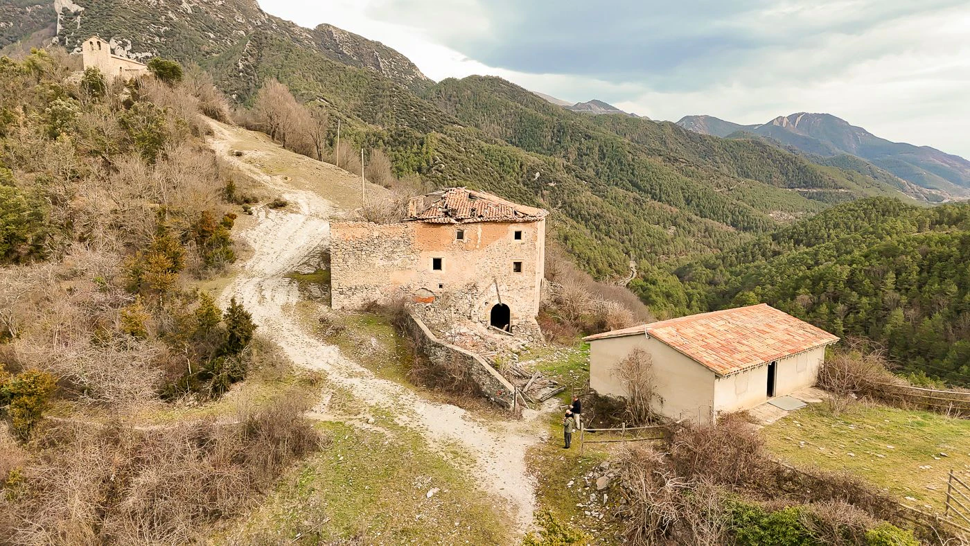 4946 - Finca rustique avec ferme à restaurer dans les Pré-Pyrénées