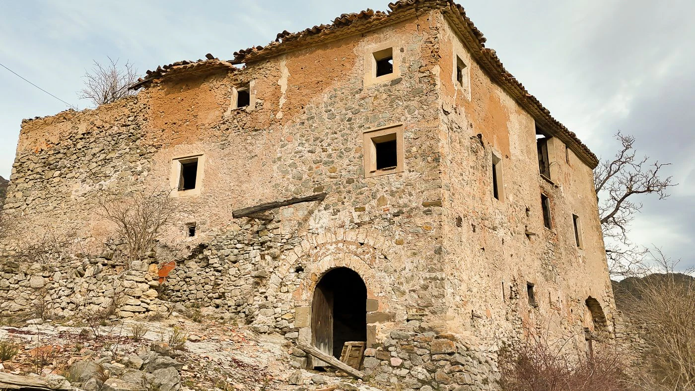 4946 - Finca rustique avec ferme à restaurer dans les Pré-Pyrénées