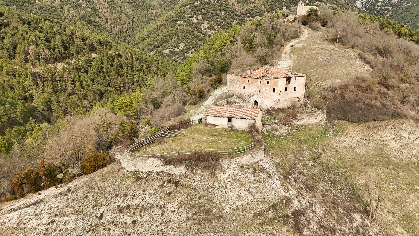 4946 - Finca rustique avec ferme à restaurer dans les Pré-Pyrénées