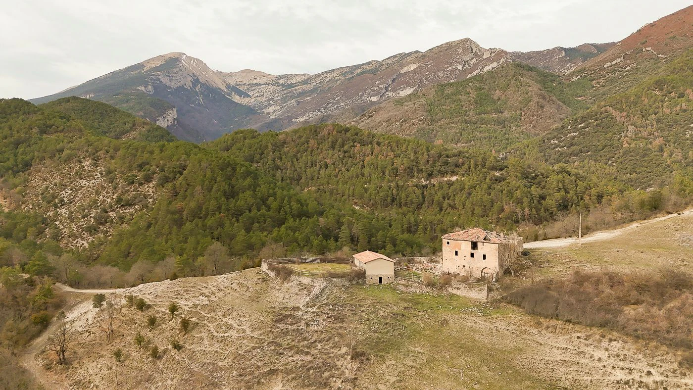 4946 - Finca rustique avec ferme à restaurer dans les Pré-Pyrénées