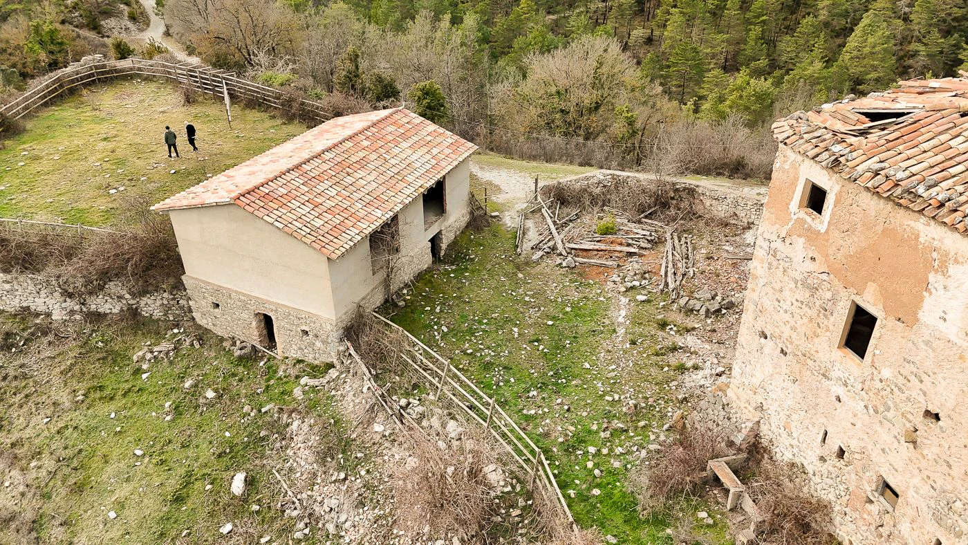 4946 - Finca rustique avec ferme à restaurer dans les Pré-Pyrénées