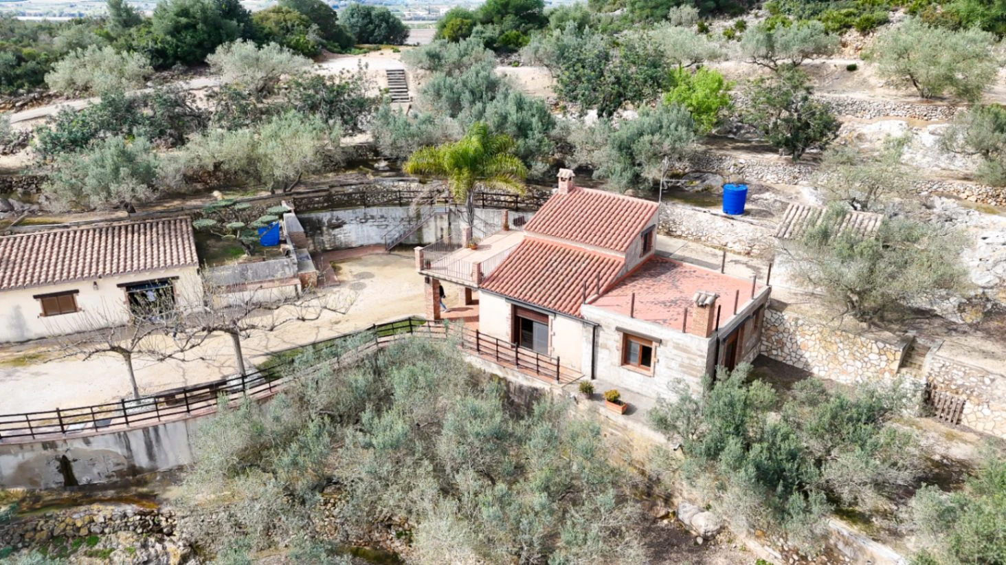 Landhaus zwischen Olivenbäumen