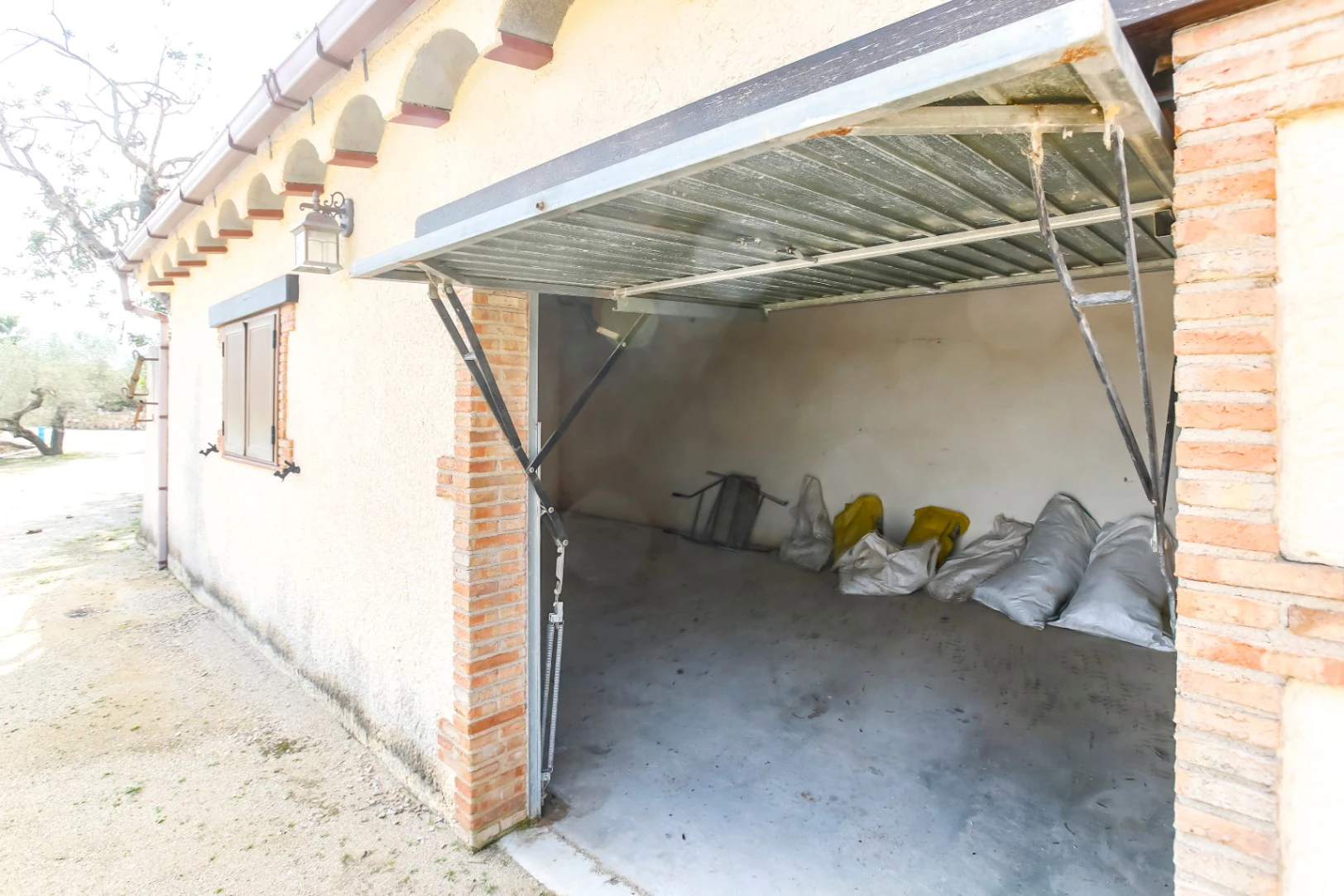 Landhaus zwischen Olivenbäumen