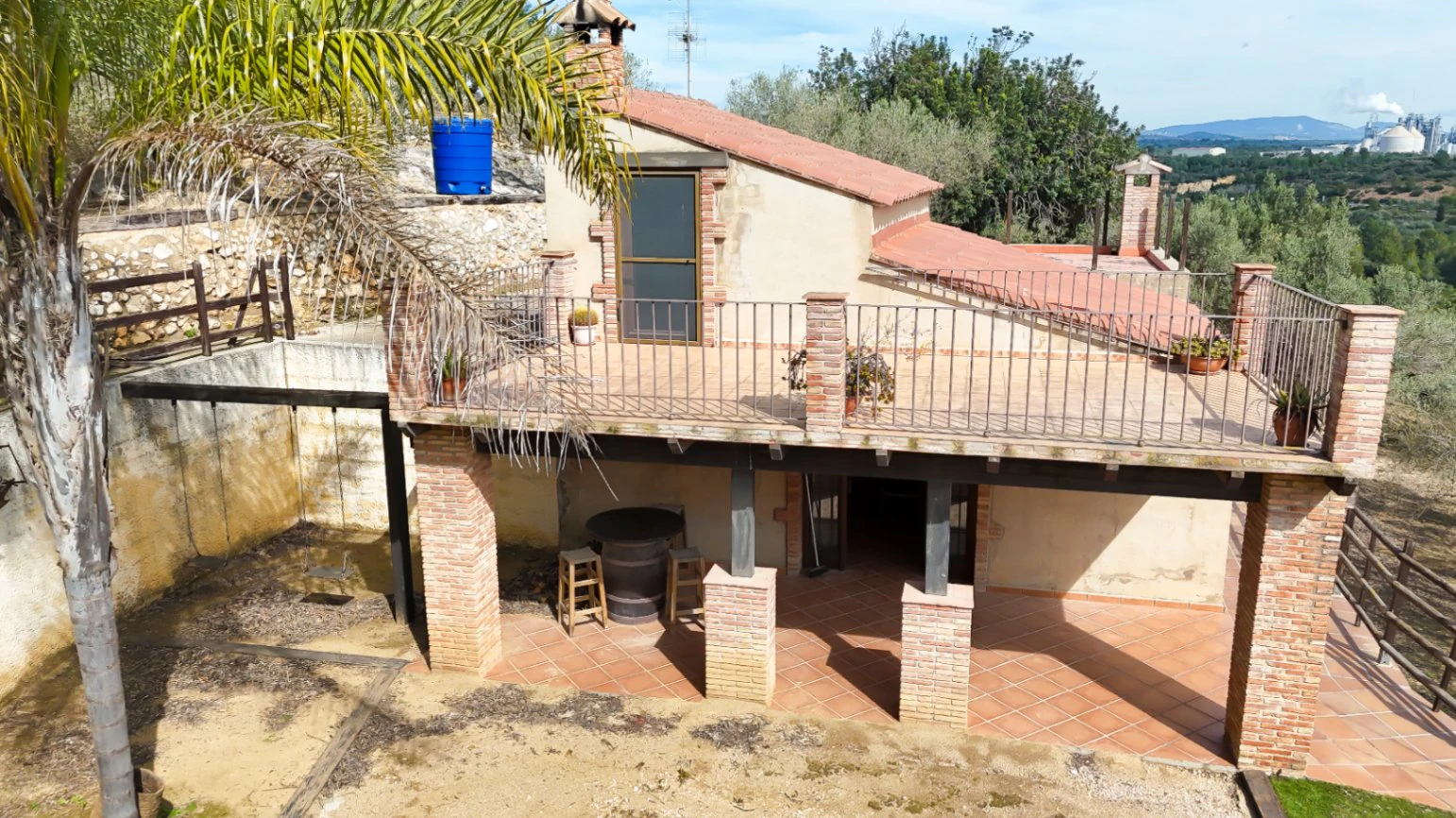 Landhaus zwischen Olivenbäumen