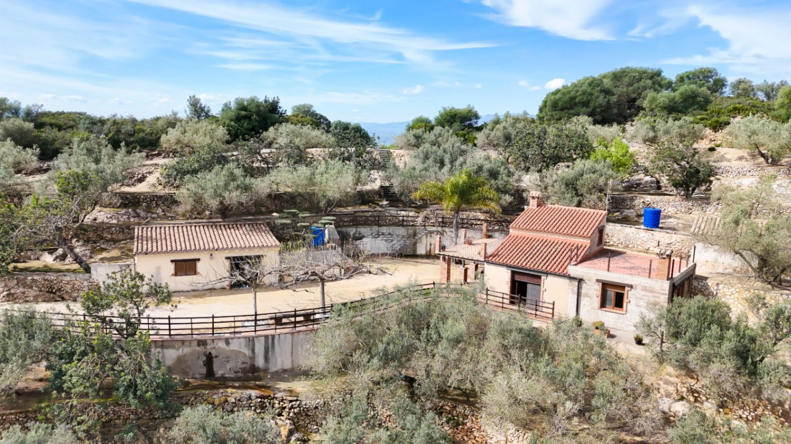 Landhaus zwischen Olivenbäumen