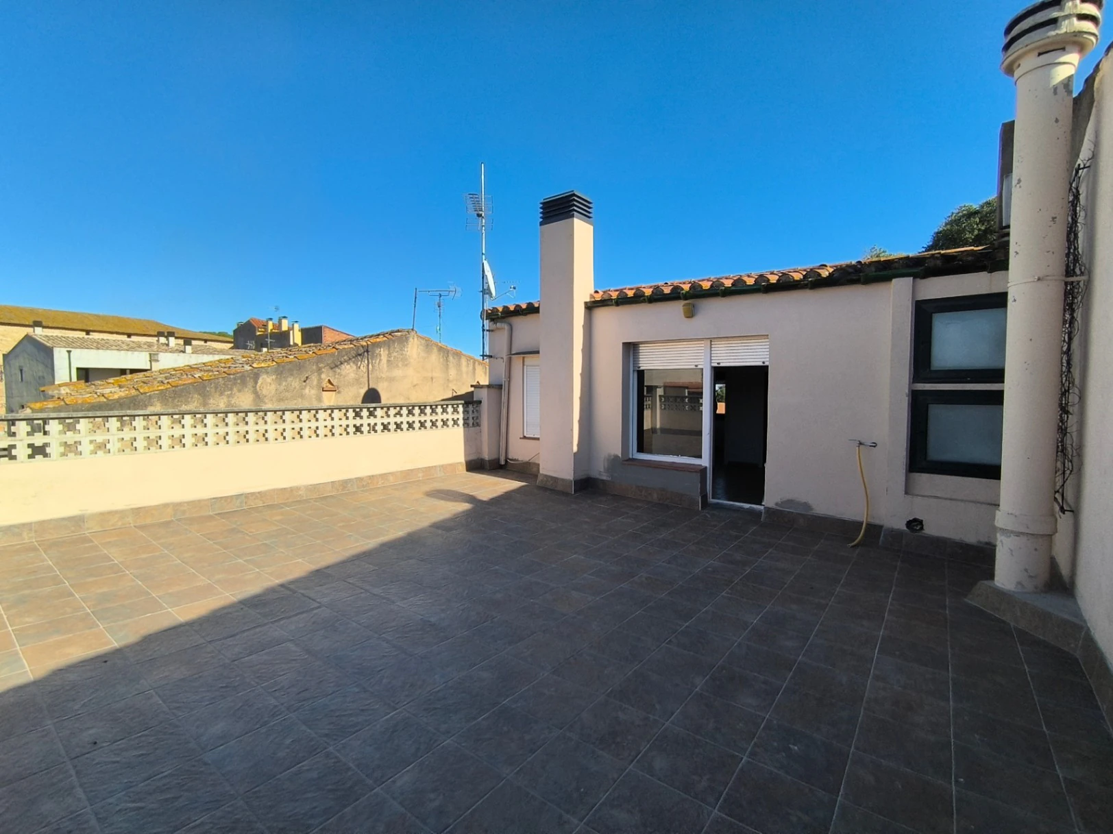 9965 - Casa de pueblo con posibilidad de dos viviendas y terraza.
