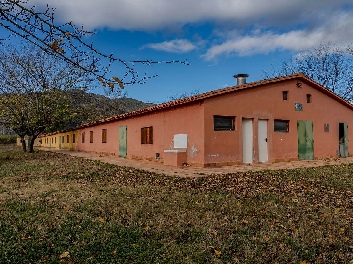 8971 - Finca con vivienda y edificaciones destinadas a casa de colonias o usos afines