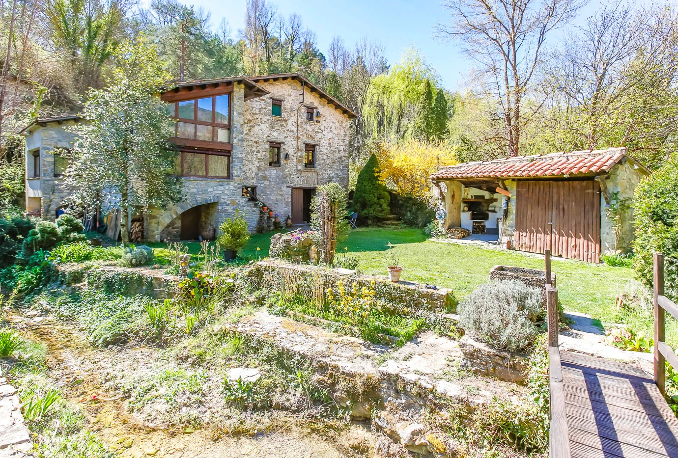 5936 - Masia con encanto con riera que recorre la finca