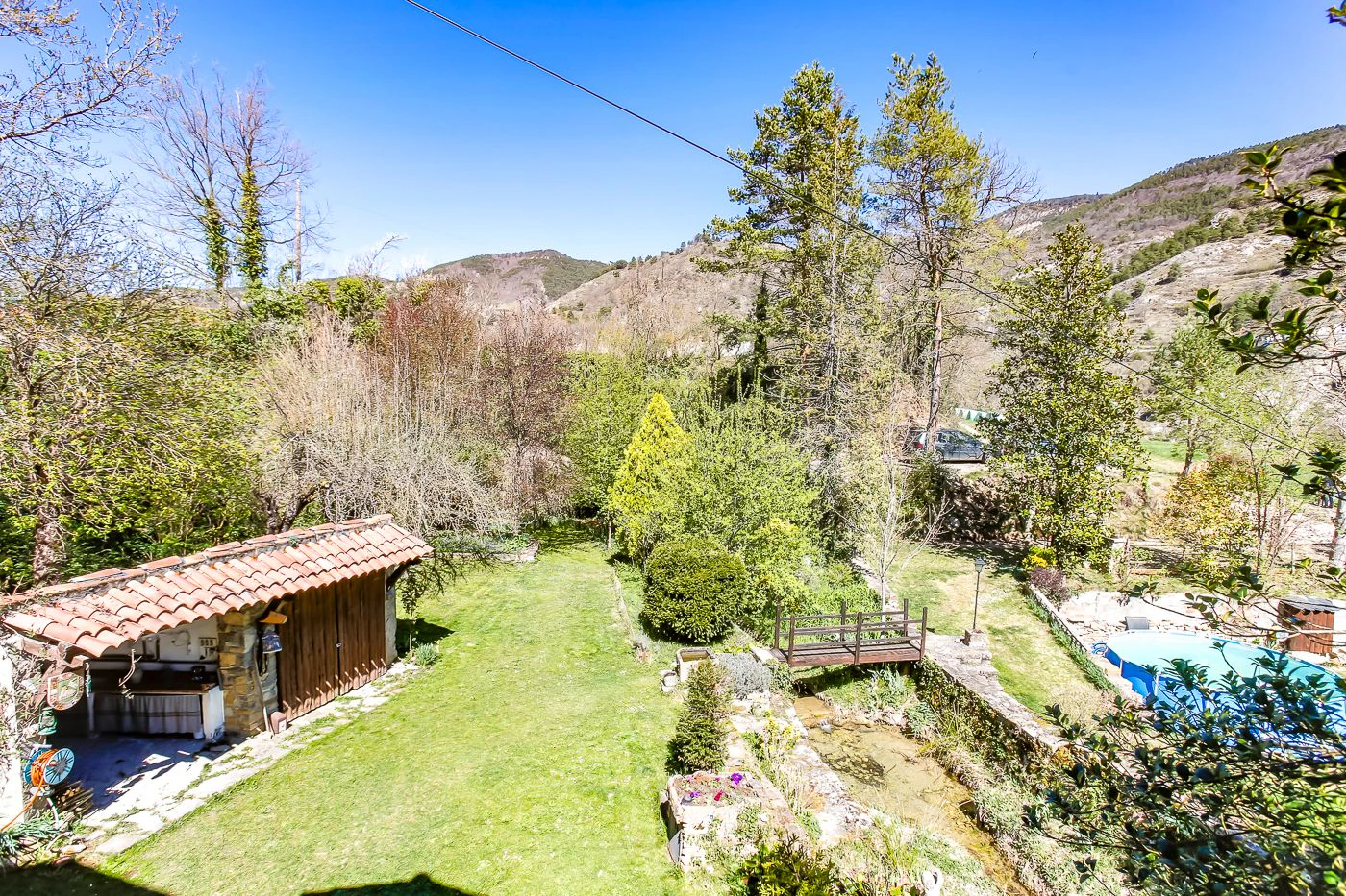 5936 - Masia con encanto con riera que recorre la finca