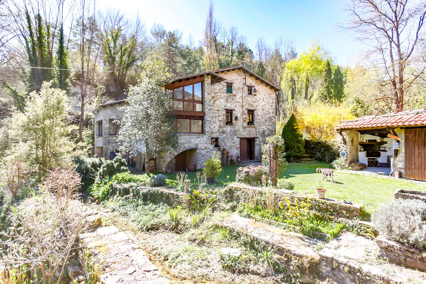 5936 - Masia con encanto con riera que recorre la finca