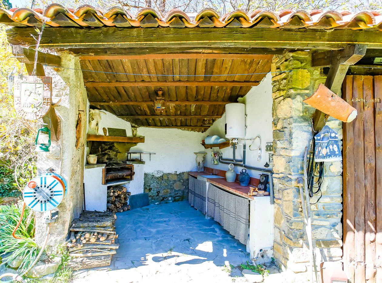 5936 - Masia con encanto con riera que recorre la finca