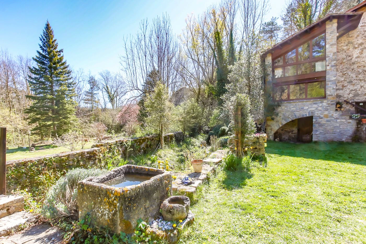5936 - Masia con encanto con riera que recorre la finca