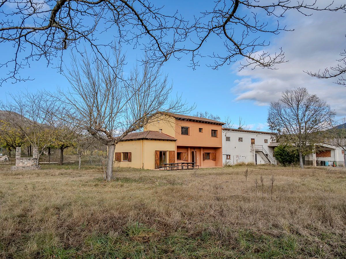 8971 - Finca con vivienda y edificaciones destinadas a casa de colonias o usos afines