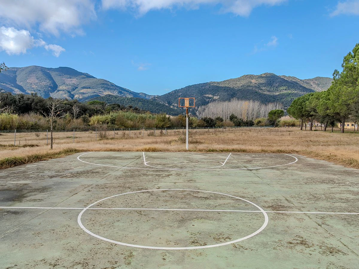 8971 - Finca con vivienda y edificaciones destinadas a casa de colonias o usos afines