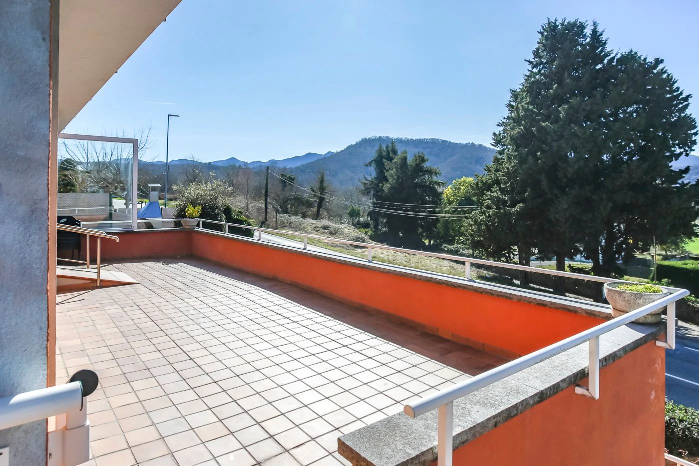 8796 - House with garden and elevator in Olot