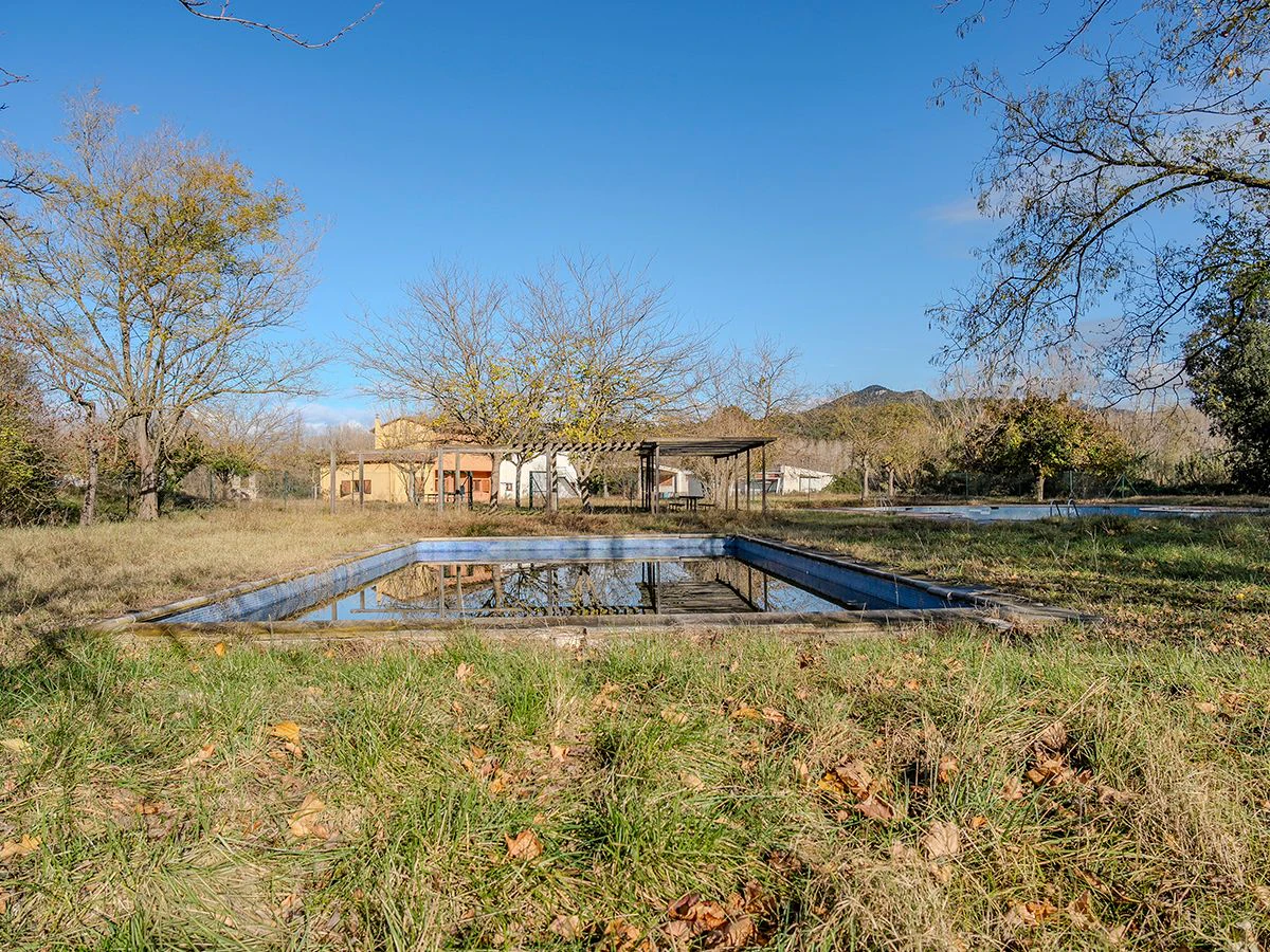 8971 - Finca con vivienda y edificaciones destinadas a casa de colonias o usos afines