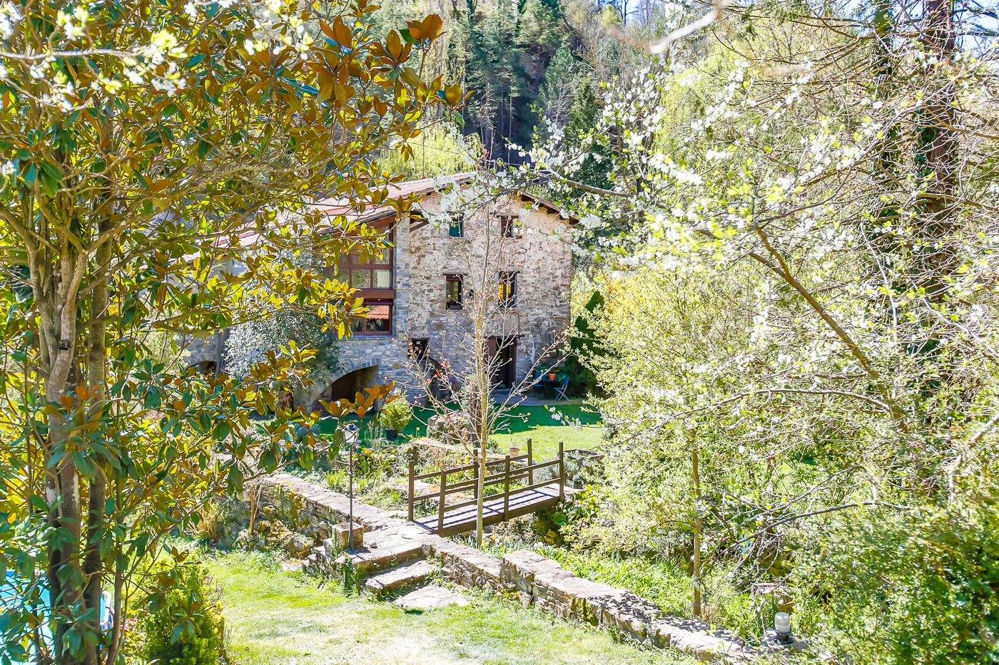 5936 - Masia con encanto con riera que recorre la finca