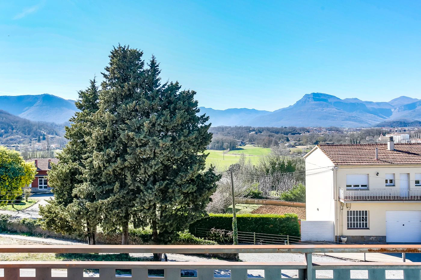 8796 - House with garden and elevator in Olot