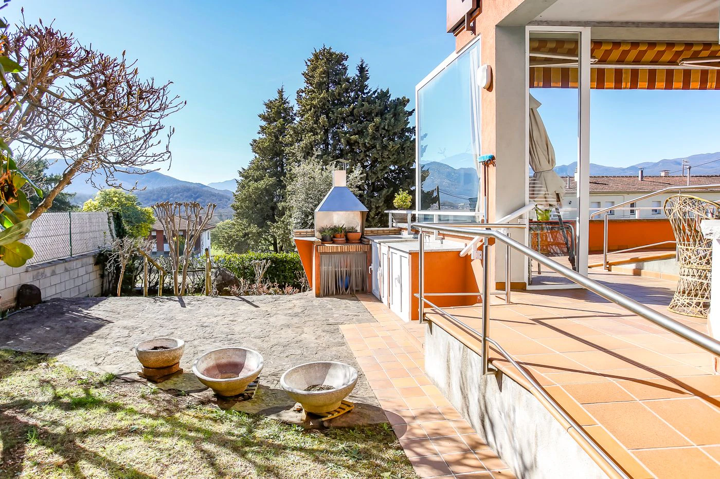 8796 - House with garden and elevator in Olot