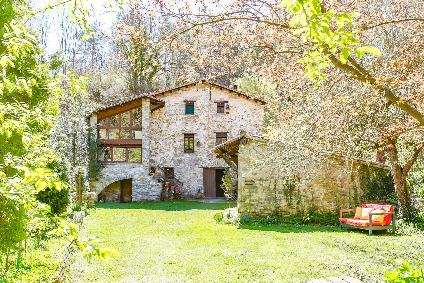 5936 - Masia con encanto con riera que recorre la finca