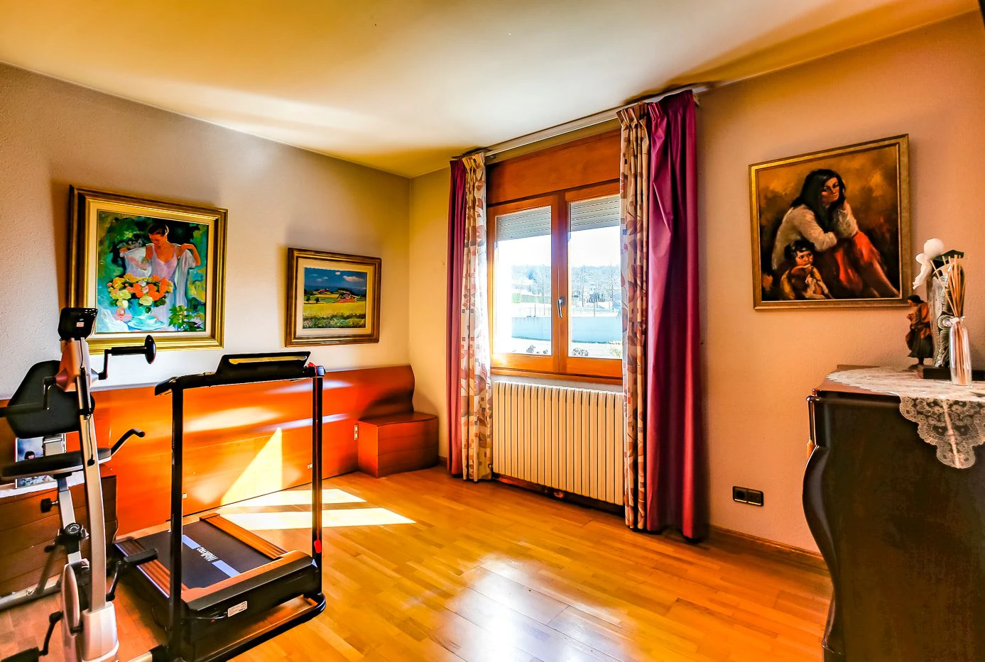 8796 - House with garden and elevator in Olot